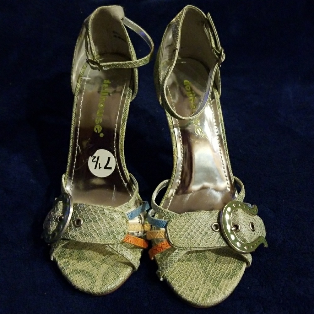 High heels with horseshoe detail